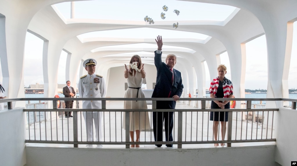 Rais Donald Trump na mkewe Melania Trump, wakiwa na Kamanda Admirali Harry Harris, kushoto, na mkewe Bruni Bradley, wakipeperusha maua walipotembelea eneo la kumbukumbu la Pearl Harbor Memorial katika mji wa Honolulu, Hawaii, Novemba. 3, 2017. 