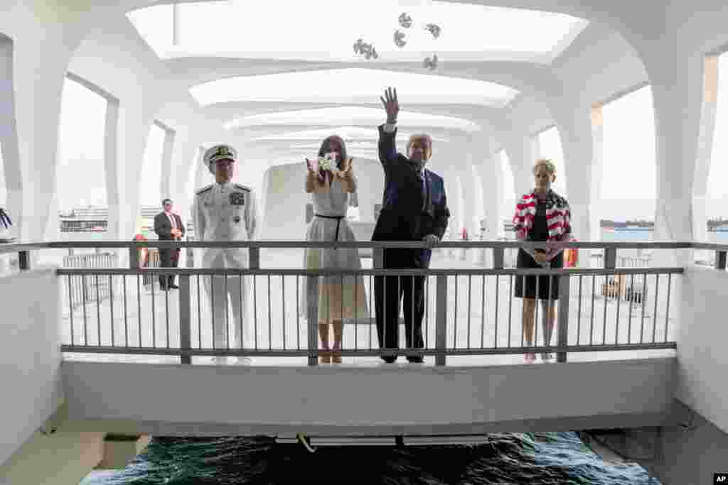 美国总统唐纳德&middot;川普和第一夫人梅拉尼亚在夏威夷檀香山珍珠港纪念馆参观时把白色花瓣撒到海水里，海军上将哈里斯和他的妻子布鲁尼&middot;布拉德利陪同（ 2017年3月3日）。