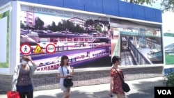 Các biểu ngữ xây dựng tại một trạm tàu điện ngầm tương lai tại TP HCM. (Lien Hoang for VOA News)