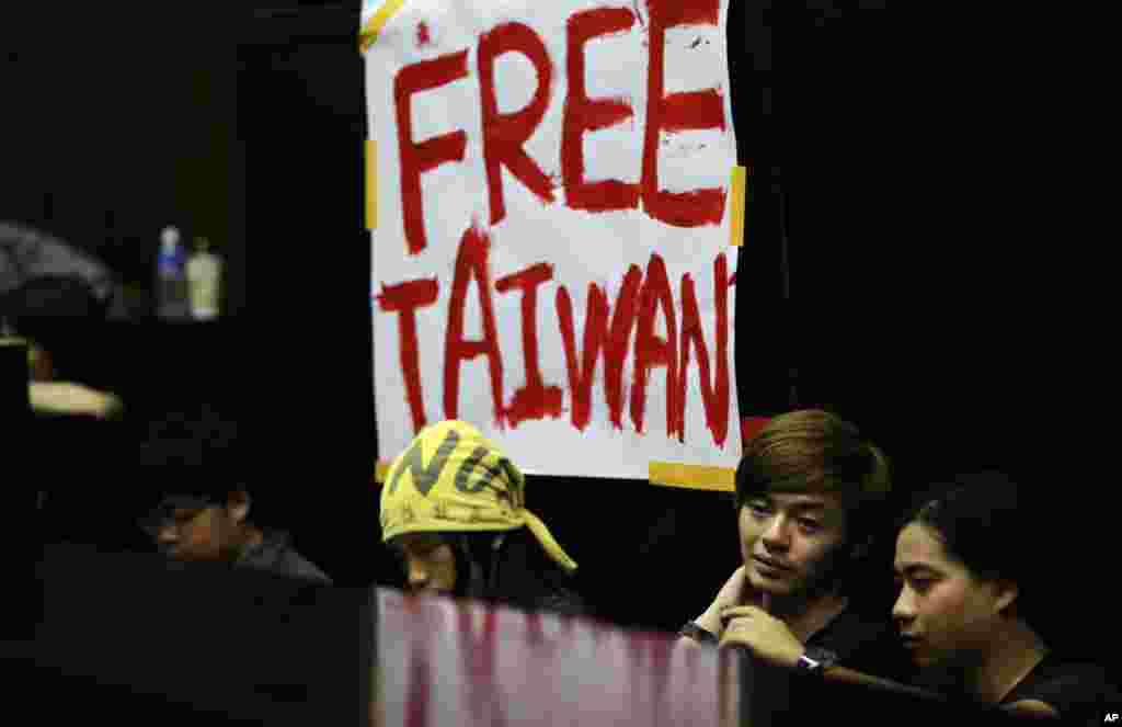 Students protesting against a China Taiwan trade pact occupy the legislative floor, in Taipei, Taiwan, March 20, 2014. 