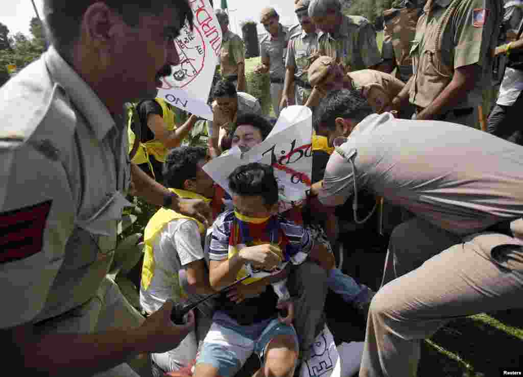 Cảnh sát Ấn Độ bắt giữ người Tây Tạng biểu tình chống ông Tập Cận Bình gần Đại sứ quán Trung Quốc ở New Delhi, ngày 17/9/2014. 