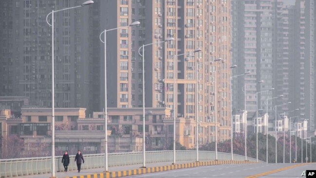 封城后的武汉市大马路上人烟稀少