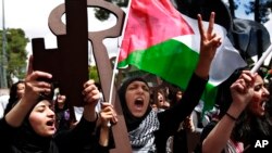 Palestinian women rally to mark Nakba Day in the West Bank town of Ramallah, May 15, 2013. 