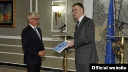 Ministar vanjskih poslova i evropskih integracija Igor Lukšić prima Izvještaj o napretku Crne Gore za 2015. godinu od šefa Delegaicje EU u Crnoj Gori Mitje Drobniča. Foto - Biro