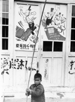 历史照片：文革期间在上海市内张贴的“绞死刘少奇”的宣传画。(1967年5月27日)