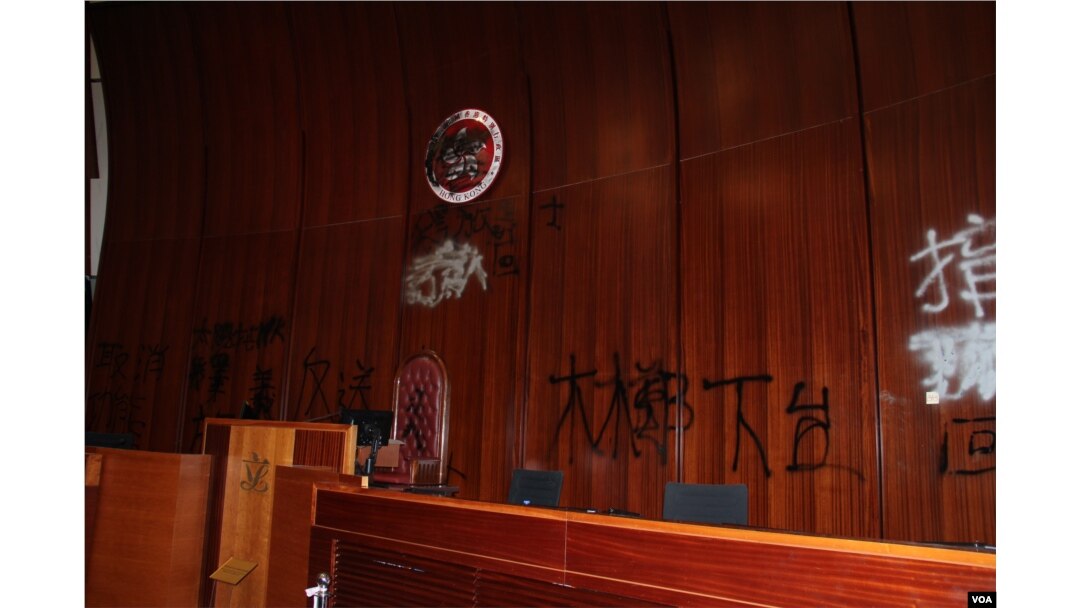 香港立法會主席台被噴塗的情況 (美國之音記者申華拍攝)