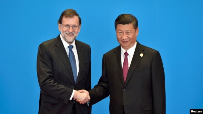 中国国家主席习近平在北京一带一路国际会议上与西班牙首相拉霍伊握手。（2017年5月15日）