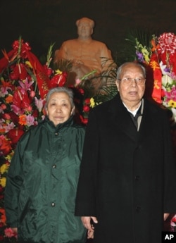 资料照片：华国锋和夫人在毛主席纪念堂纪念毛泽东113岁冥寿。（2006年12月26日）