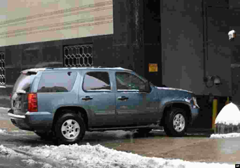 A vehicle enters the garage at Federal Courthouse in Detroit before a hearing for Nigerian bombing suspect Umar Farouk Abdulmutallab, 08 Jan 2010
