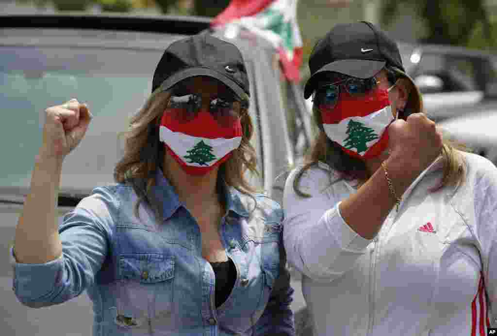 معترضان در تظاهرات ضددولتی در لبنان برای جلوگیری از گسترش بیش از پیش ویروس کرونا ماسک زده اند.