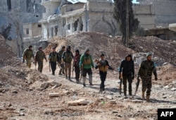 Syria -- Rebel fighters, part of the Turkey-backed Euphrates Shield alliance, advance towards the city of Al-Bab, some 30 kilometres from the Syrian city of Aleppo, February 20, 2017