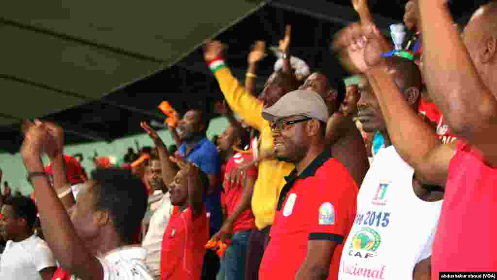 Les supporters de la Guinée équatoriale célébrent un but.