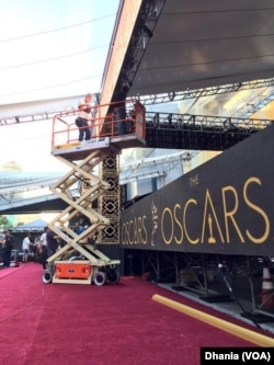 Para petugas sibuk bekerja di lokasi karpet merah Oscars 2016 (dok: VOA/Dhania)