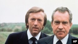 Ông David Frost, nhà báo truyền hình nổi tiếng của Anh và cựu Tổng thống Mỹ Richard M. Nixon (phải) tại California (hình năm 1977)