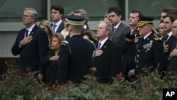 Jeb Bush, de izquierda a derecha, su esposa Columba Bush, el ex presidente George W. Bush y su esposa Laura Bush, en College Station, Texas (Smiley N. Pool / The Dallas Morning News a través de AP)