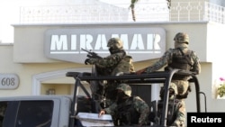 Binh lính đứng ngoài tòa nhà Miramar trong cuộc đột kích ở Mazatlan, ngày 22 tháng 2, 2014.