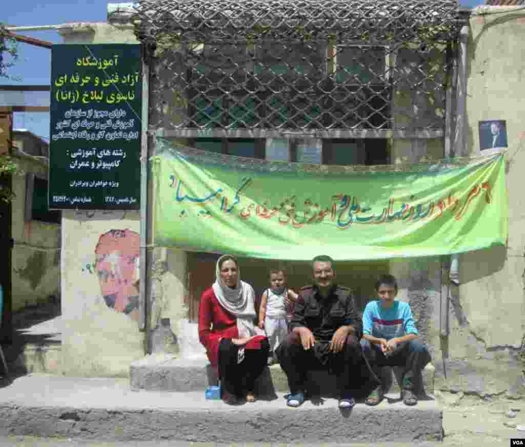 امروز در ایران روز ترویج آموزش های فنی و حرفه&zwnj;ای است. این خانواده در شهرستان دهگلان استان کردستان یک آموزشگاه مهارت&zwnj;آموزی را اداره می&zwnj;کنند. عکس: (ارسالی از شما)
