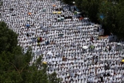 Peziarah Muslim berdoa di luar Masjid Namira di dataran Arafat selama haji tahunan, di luar kota suci Mekah, Arab Saudi 10 Agustus 2019. (Foto: Reuters)