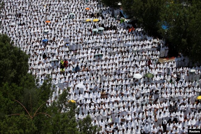 Peziarah Muslim berdoa di luar Masjid Namira di dataran Arafat selama haji tahunan, di luar kota suci Mekah, Arab Saudi 10 Agustus 2019. (Foto: Reuters)