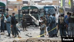 Pasukan keamanan Afghanistan memeriksa lokasi pasca serangan bunuh diri di pinggiran Kabul, Afghanistan (foto: dok). 