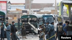 نیروهای امنیتی در صحنه حمله انتحاری به اتوبوس دانشجویان افسری