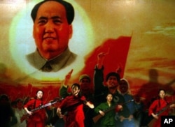 2006年北京一家文革和毛泽东主题餐厅的唱红表演，再现当年造大神