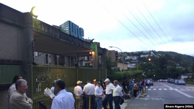 Desde muy temprano, ciudadanos venezolanos asistieron a las urnas para depositar su voto en elecciones regionales.