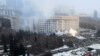 在哈萨克斯坦的抗议活动期间，烟雾从阿拉木图市政厅升起。（2022年1月5日）