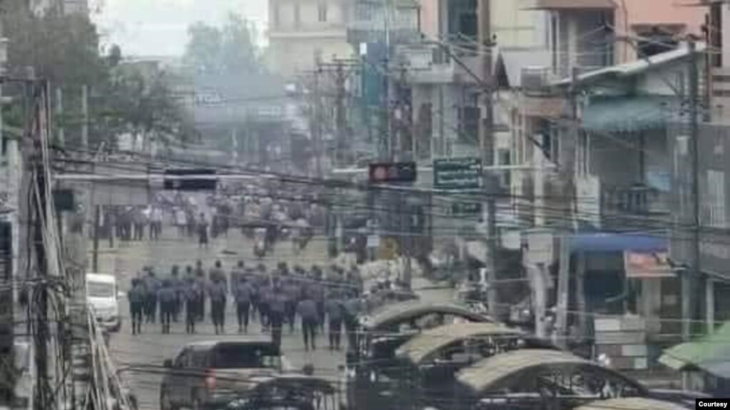 Binh sĩ Myanmar chuẩn bị trấn áp một cuộc biểu tình. 