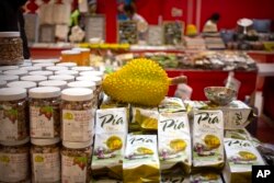រូបឯកសារ៖ ​ទំនិញនំ​ធ្វើ​ពី​ផ្លែ​ទុរេន​ដែល​នាំ​ចូល​ពី​ប្រទេស​វៀតណាម​ ត្រូវ​បាន​ដាក់​តាំង​បង្ហាញ​នៅពិធី​បង្ហាញ​ផលិតផល BRI នៅ​ផ្សារ​ទំនើប​មួយ​ក្នុង​ក្រុង​ប៉េកាំង​កាល​ពី​ថ្ងៃ​ទី​១០ ខែ​មករា ឆ្នាំ​២០២០។