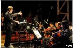 Orkestra yang mengiringi pementasan opera "Tan Malaka" di teater Salihara.