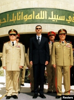 Presiden Suriah, Bashar al-Assad (tengah) didampingi Menteri Pertahanan Mustafa Tlass (kanan) dan Hassan Turkmany, Kepala Staf Tentara Suriah (Foto: dok).