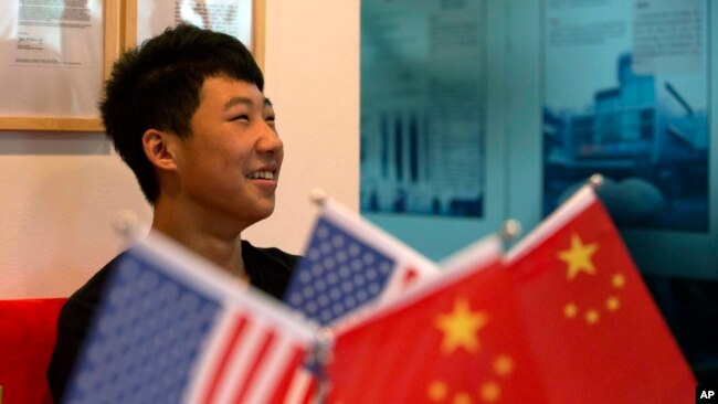 一名中国学生坐在北京一家教育机构大堂里