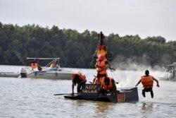 Lomba balap perahu gila di Sungai Danube di Harta, Hungaria, 14 Agustus 2021. (REUTERS/Marton Monus)