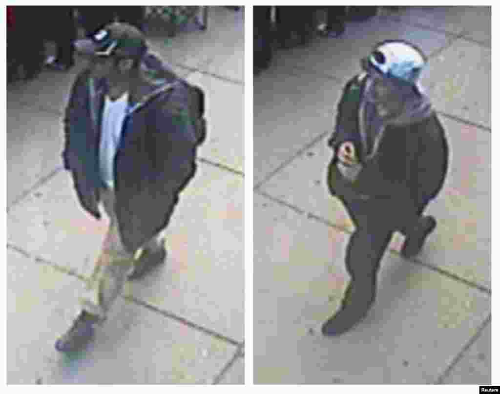 Foto dua tersangka pemboman Boston yang dirilis oleh FBI (18/4) dan diambil dari kamera video.&nbsp;