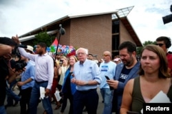 បេក្ខជន​ប្រធានាធិបតី​មក​ពី​គណបក្ស​ប្រជាធិបតេយ្យ​ លោក Bernie Sanders និង​ភរិយា​ធ្វើ​ទស្សនកិច្ច​នៅ​ក្នុង​ការ​តាំងពិព័រណ៍​ Iowa State Fair ក្នុង​ក្រុង Des Moines រដ្ឋ Iowa កាលពី​ថ្ងៃទី១១ ខែសីហា ឆ្នាំ២០១៩។