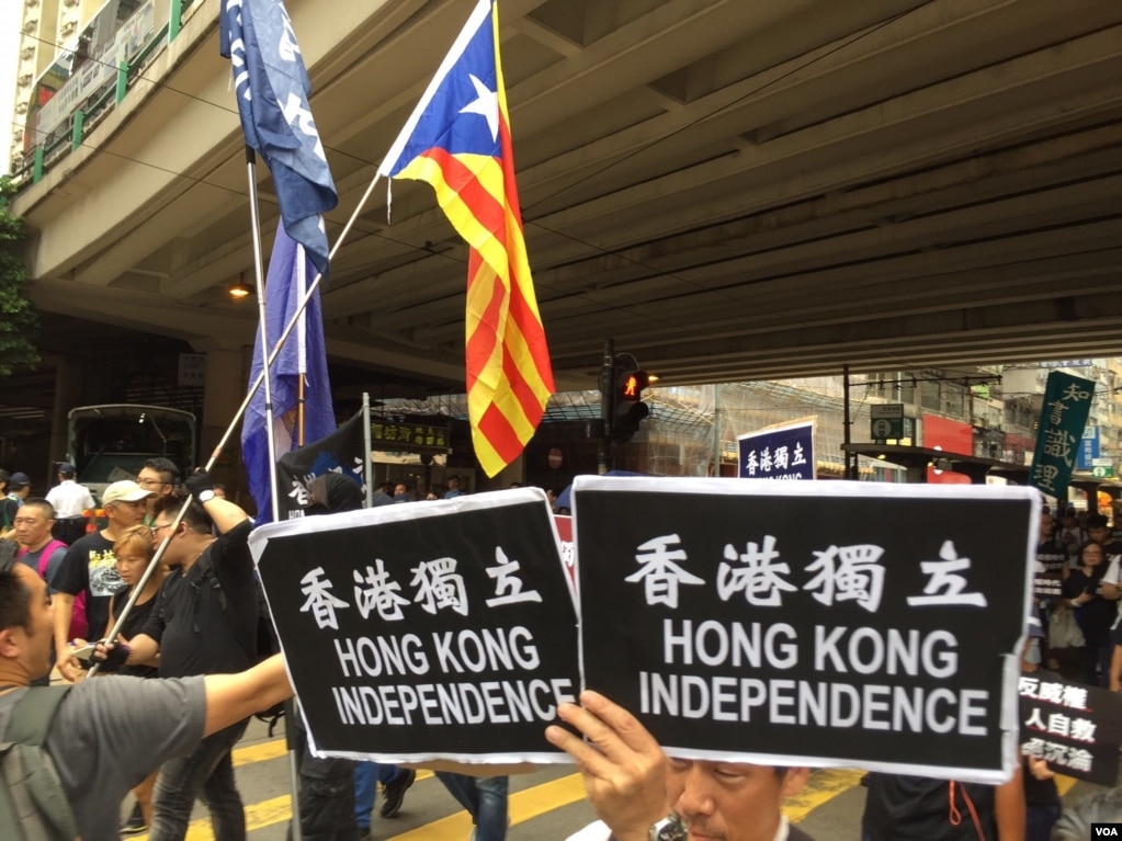 香港幾十個政黨和團體在中國十一國慶當天下午，舉行反威權大遊行，抗議政治打壓，要求律政司司長袁國強下台。 數以萬計的港人走上街頭，表達反對他們看來的來自北京和香港特區政府的威權打壓。