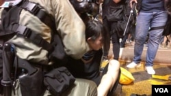 香港防暴警察在上环清场中拘捕一位女孩 （美国之音海彦拍摄 ）