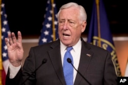 ທ່ານ Stenny Hoyer ສະ​ມາ​ຊິກ​ພັກເດ​ໂມ​ແຄ​ຣັດ ຈາກ​ລັດ​ແມ​ຣີ​ແລນ ແລະເປັນ​ຜູ້​ນຳ​ສຽງ​ສ່ວນ​ຫລາຍໃນ​ສະ​ພາ​ຕ່ຳ ກ່າວ​ຢູ່ກອງ​ປະ​ຊຸມ​ຖະ​ແຫລງ​ຂ່າວກ່ຽວ​ກັບ​ການ​ໃຫ້​ການ​ສະ​ໜັບ​ສະ​ໜຸນ​ແກ່​ກຸ່ມ NATO ຢູ່​ທີ່ຕຶກ​ລັດ​ຖະ​ສະ​ພາ, ວັນ​ທີ 22 ກຸມ​ພາ 2019