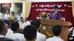 မၾကာခင္က ျပန္လြတ္လာသည့္ ႏိုင္ငံေရး အက်ဥ္းသားမ်ားကို ႏႈတ္ဆက္ဂုဏ္ျပဳ အခမ္းအနားအတြင္း ေဒၚေအာင္ဆန္းစုၾကည္ အမွာစကား ေျပာၾကားေနစဥ္။ ေမ ၂၇၊ ၂၀၁၁။
