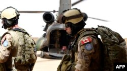 Les soldats canadiens des Nations Unies s'apprêtent à quitter une base à Gao le 1er août 2018.