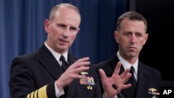 Đô đốc Jonathan W. Greenert (trái) nói chuyện trong một cuộc họp báo tại Bộ Quốc phòng, 4/1/14