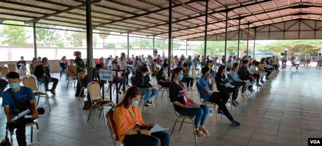 Garment workers returning to Phnom Penh after the Khmer New Year celebration are waiting for a health checkup at the Special Economic Zone in Phnom Penh, Cambodia, April 20, 2020. (Nem Sopheakpanha/VOA Khmer)