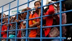 ထိုင်းနိုင်ငံမှာ အဖမ်းဆီးခံရတဲ့ တရားမဝင် အလုပ်သမားများ