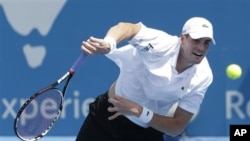 Petenis AS John Isner dikalahkan rekan senegaranya, Ryan Harrison dalam Turnamen Sydney International, Rabu (1/9).