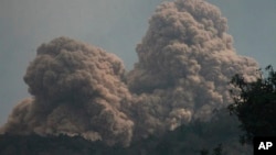 Núi lửa Rokatenda trên đảo Palue phun tro bụi và nham thạch gây chết người.