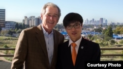 조지 W 부시 전 미국 대통령(왼쪽)이 23일 탈북자 신동혁 씨를 초청해 만남을 가졌다.