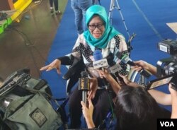 Salah satu penyandang disabilitas yang menggunakan kursi roda, Yurlina usai melakukan simulasi pemilu 2019. (VOA/Ghita)