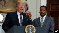 El presidente Donald Trump, firmó una proclama por el Día de Martin Luther King Jr. el viernes, 12 de enero de 2018 en la Casa Blanca junto al vicepresidente Mike Pence y Isaac Newton Farris Jr., sobrino de Martin Luther King Jr.