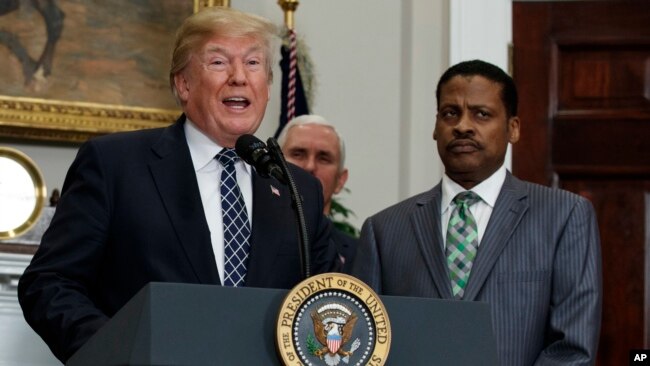 El presidente Donald Trump, firmó una proclama por el Día de Martin Luther King Jr. el viernes, 12 de enero de 2018 en la Casa Blanca junto al vicepresidente Mike Pence y Isaac Newton Farris Jr., sobrino de Martin Luther King Jr.